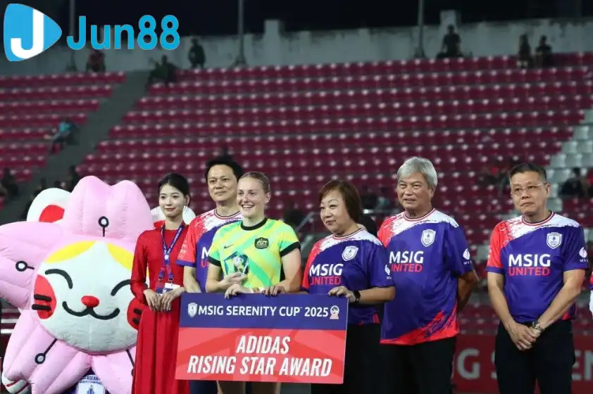 Bà Julie Teo – Trưởng đoàn Giải vô địch nữ Đông Nam Á và Ủy viên Nữ Hội đồng AFF trao giải thưởng cho Alana Jancevski (Ảnh: VFF) Bà Julie Teo – Trưởng đoàn Giải vô địch nữ Đông Nam Á và Ủy viên Nữ Hội đồng AFF trao giải thưởng cho Alana Jancevski (Ảnh: VFF)